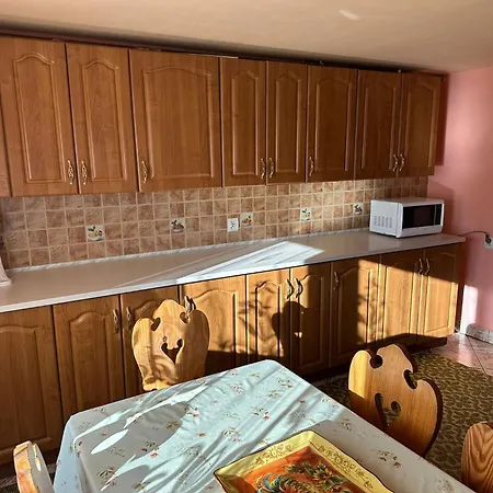 Janina Πανσιόν Zab